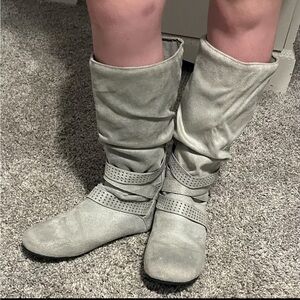 2 pack of kids boots. Same boots different color